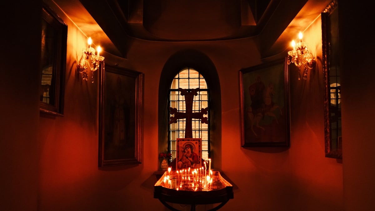 Świece w religii i obrzędach — historia sakralnego ognia