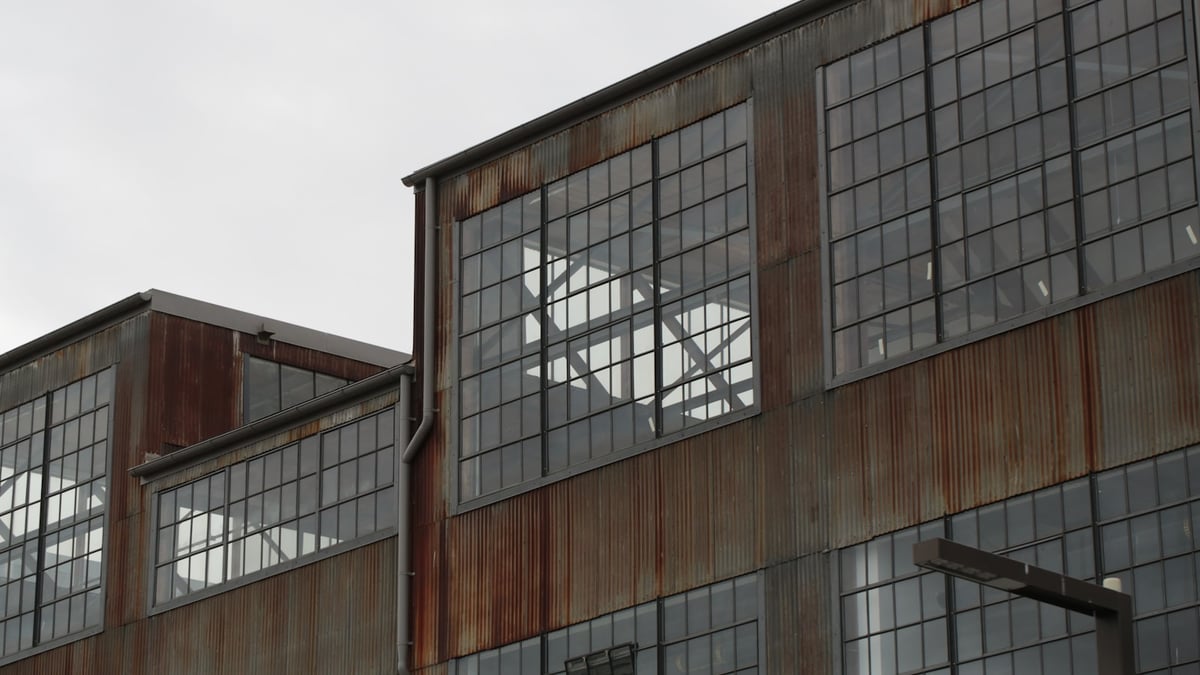 Świece we wnętrzu industrialnym