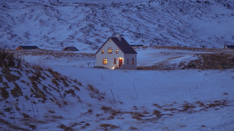 Świece na Islandii — polarna noc, mech i drewno z morza